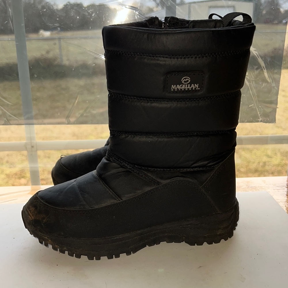 Magellan Outdoors Black Puffer Zipper Snow Boots Unisex Women's Size 5D